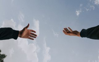duas mãos perto de se tocarem