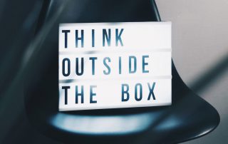caixa de luzes a dizer think outside the box
