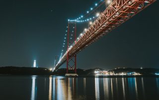 Ponte 25 de Abril, em Lisboa, à noite