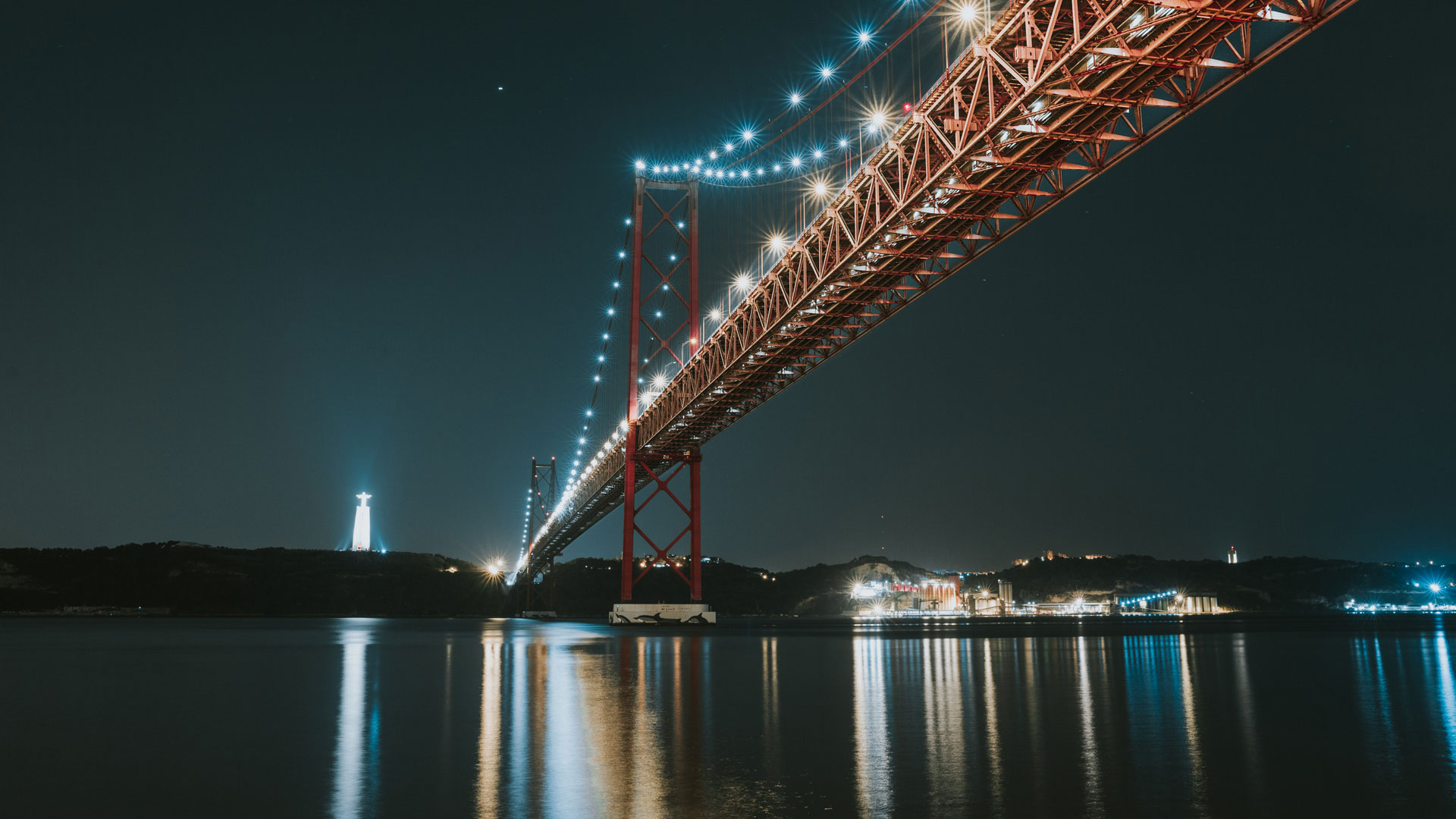 Ponte 25 de Abril, em Lisboa, à noite