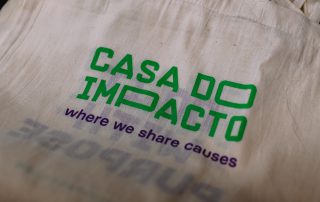 Saco de pano com a frase "Casa do Impacto. Where we share causes."