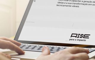 homem a usar computador