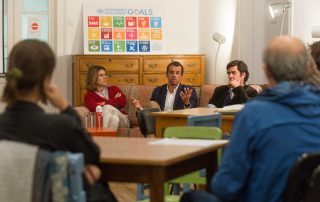 Pessoas conversam na Casa do Impacto