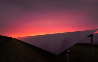 imensos painéis solares num campo