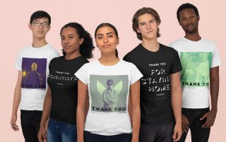 cinco jovens sorridentes vestidos com t-shirts da thidols
