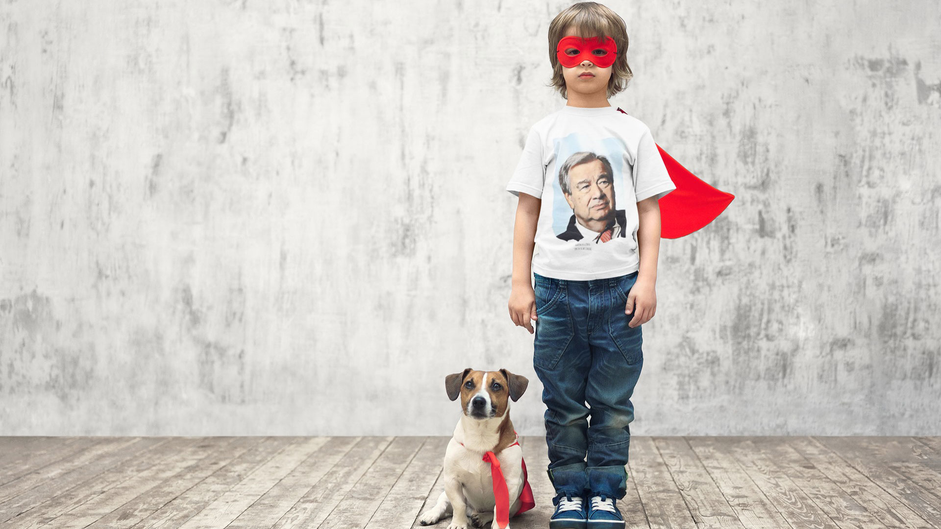 Criança e cão com máscaras e capa de super heróis