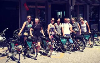 pessoas prontas para começar a andar de bicicleta