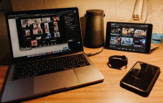 Computador e tablet com imagens de caras de pessoas em telechamada