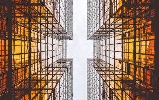 edificios espelhados com céu de fundo