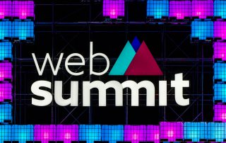 parede de luzes com logo da web summit