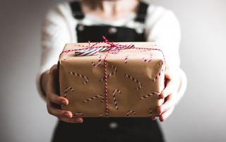 prenda de natal nas mãos de senhora