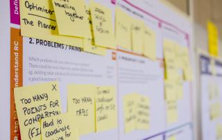 post it colados em parede