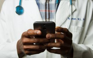 Médico a mexer em telemóvel