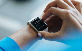 Pessoa com smart watch