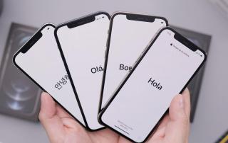 quatro smartphones com a palavra olá