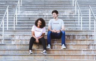 Casal de jovens sentado em escadas