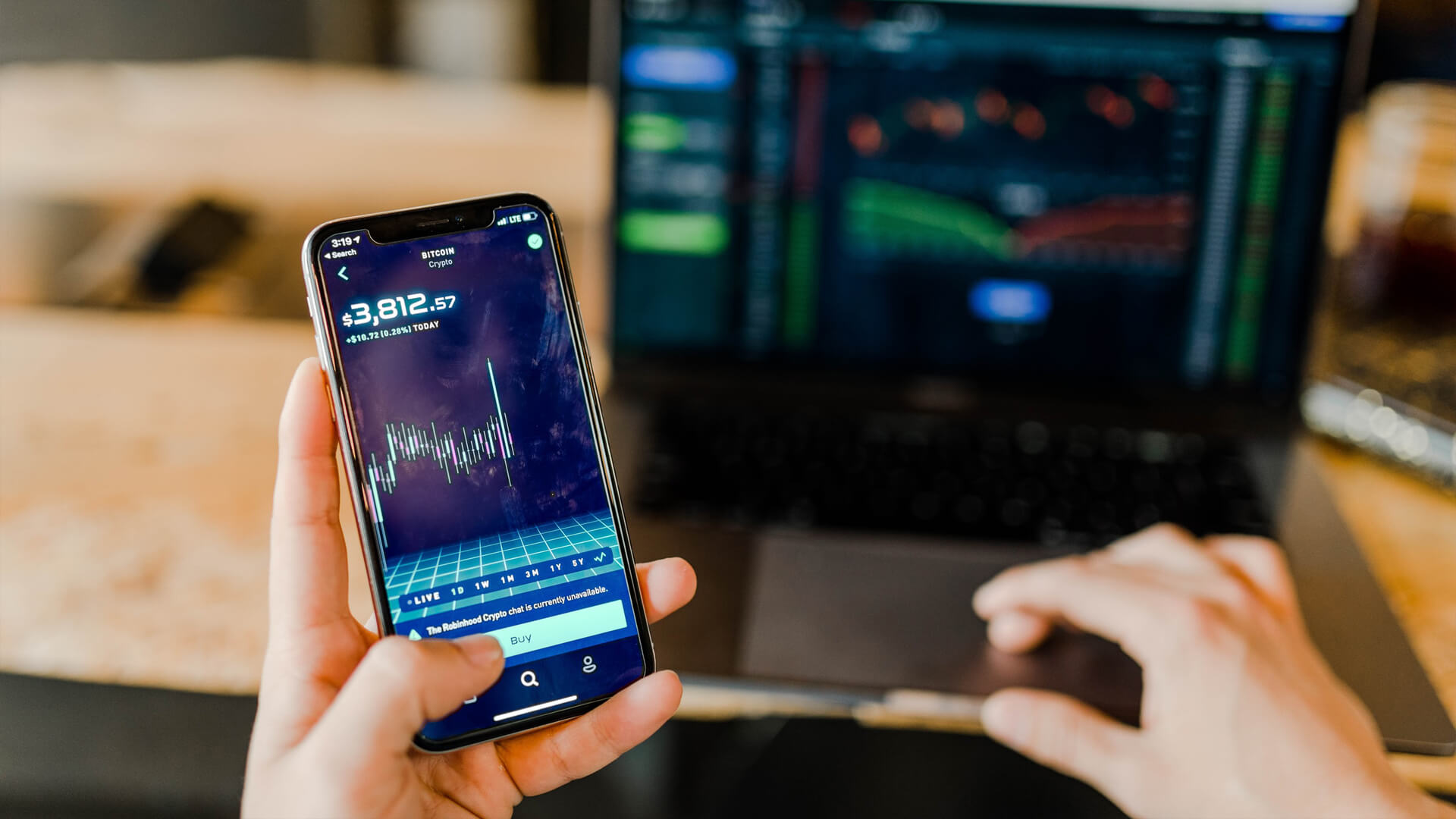 literacia-financeira mão a segurar smartphone