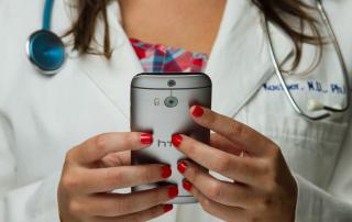 Médica a usar telemóvel