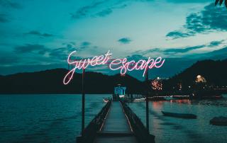 molhe com sinal em neon "Sweet Escape"