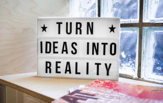 Placa com as palavras Turn Ideas Into Reality