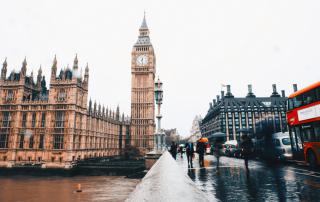Pessoas junto ao Big Ben em Londres
