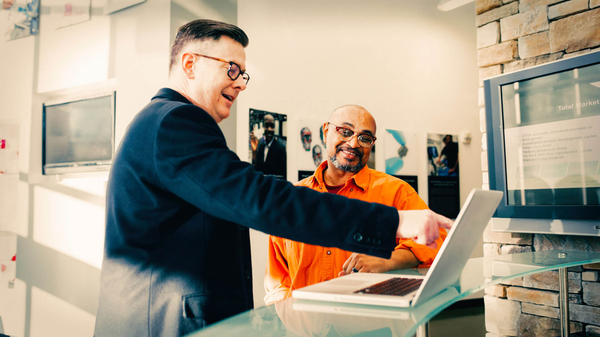 driving-sales Vendedor contente com o que vê no ecrã do computador