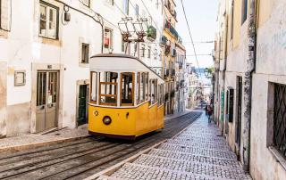 Elétrico sobe rua de Lisboa