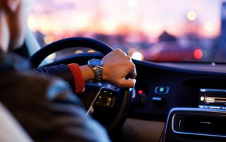 homem conduzindo carro