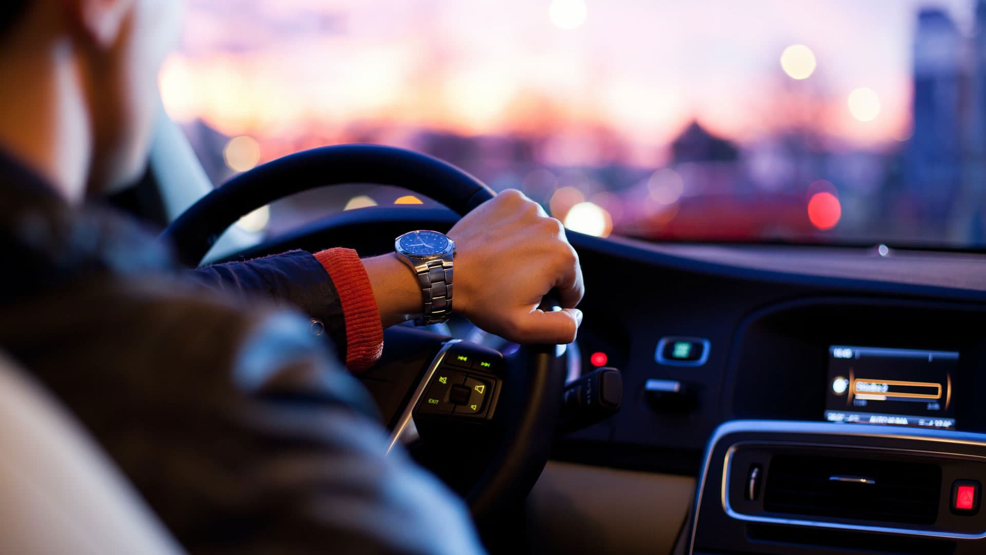 homem conduzindo carro