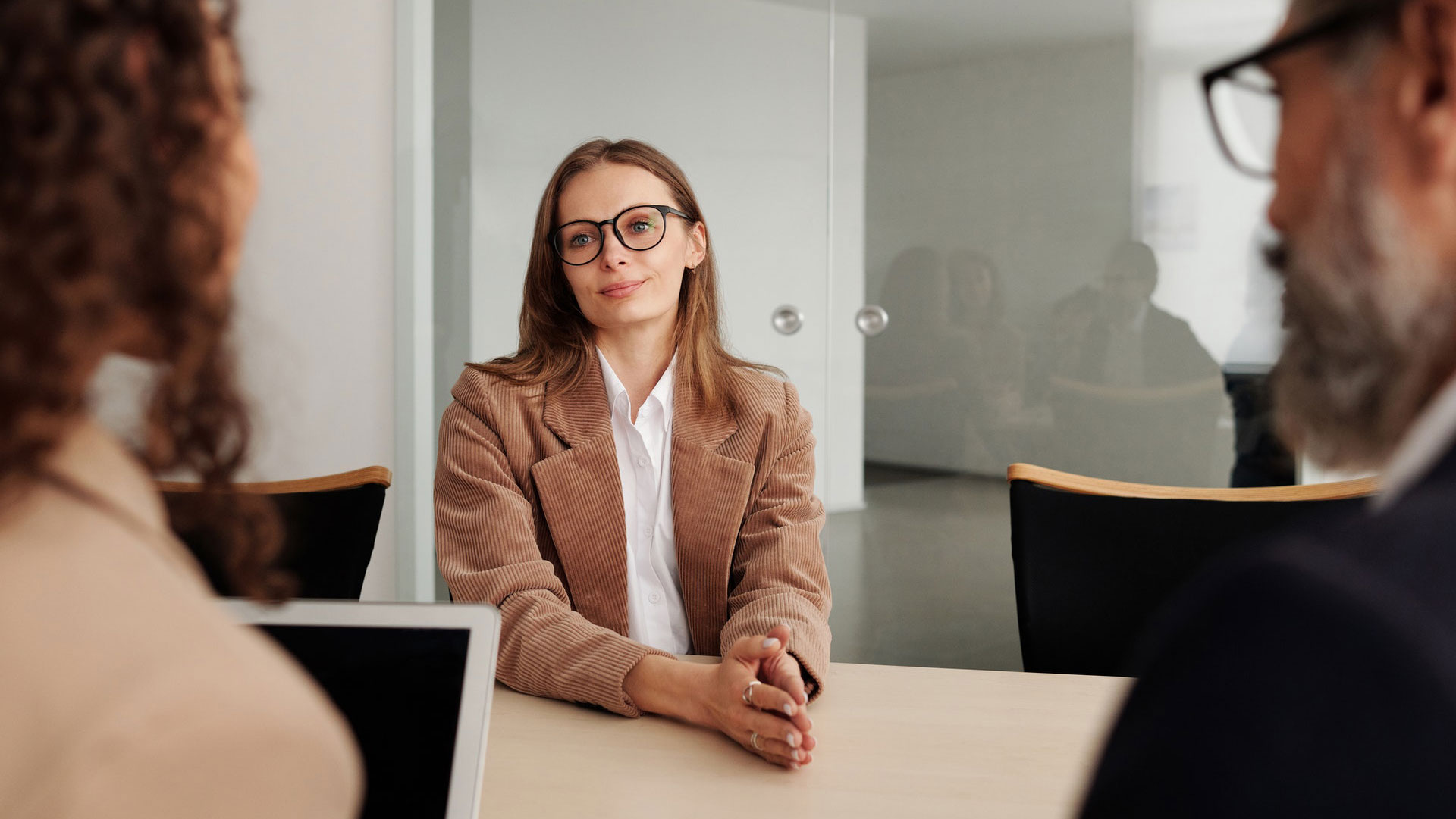 Senhora em entrevista de emprego