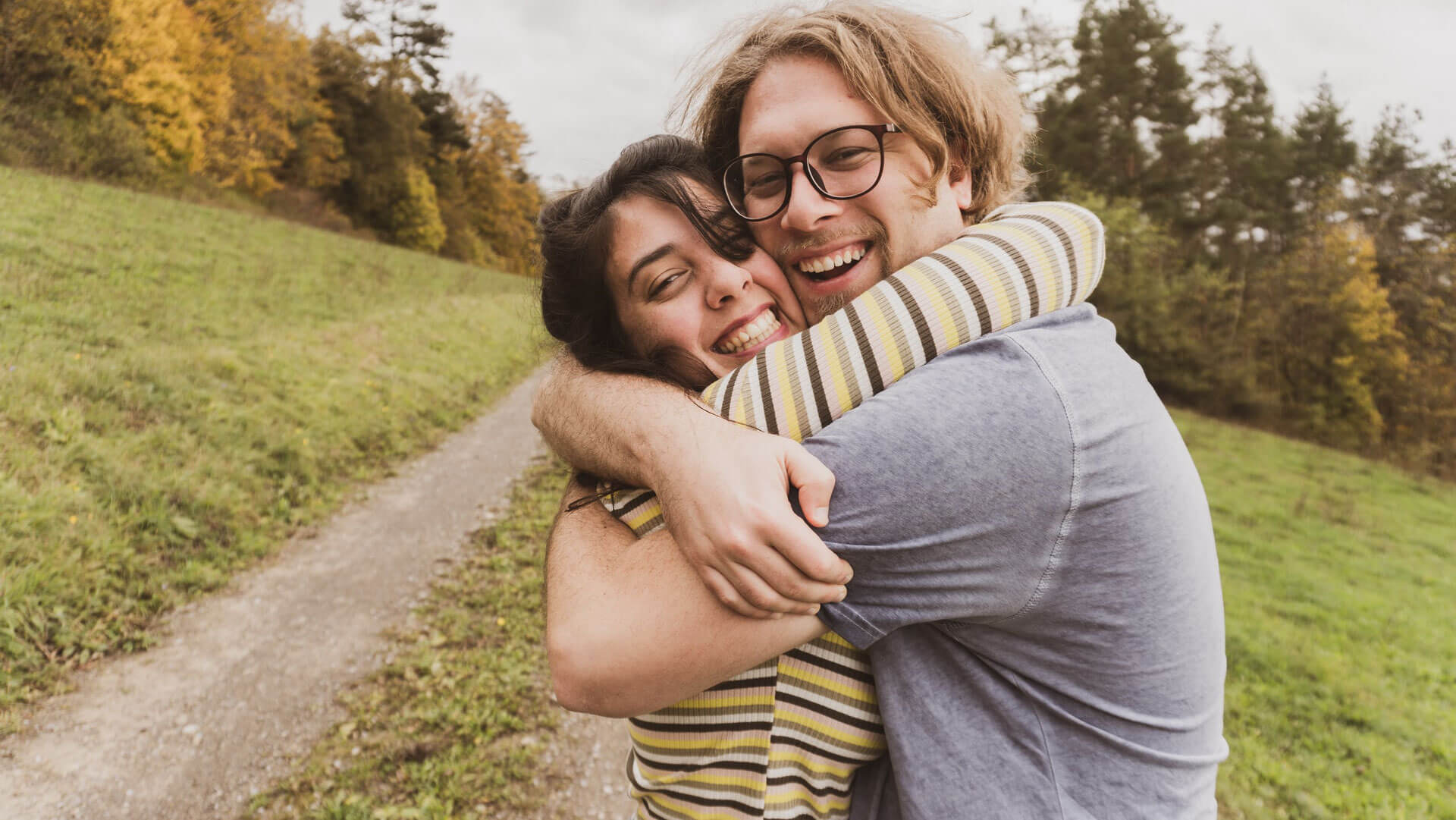 Casal abraçado