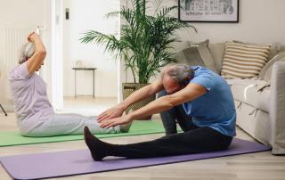 Idosos a praticar exercício físico