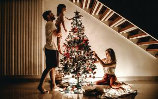 Familia monta arvore de natal