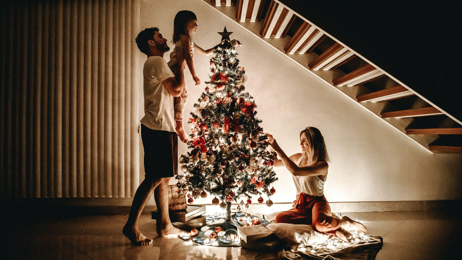 Familia monta arvore de natal