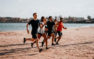 Jovens a correr na praia