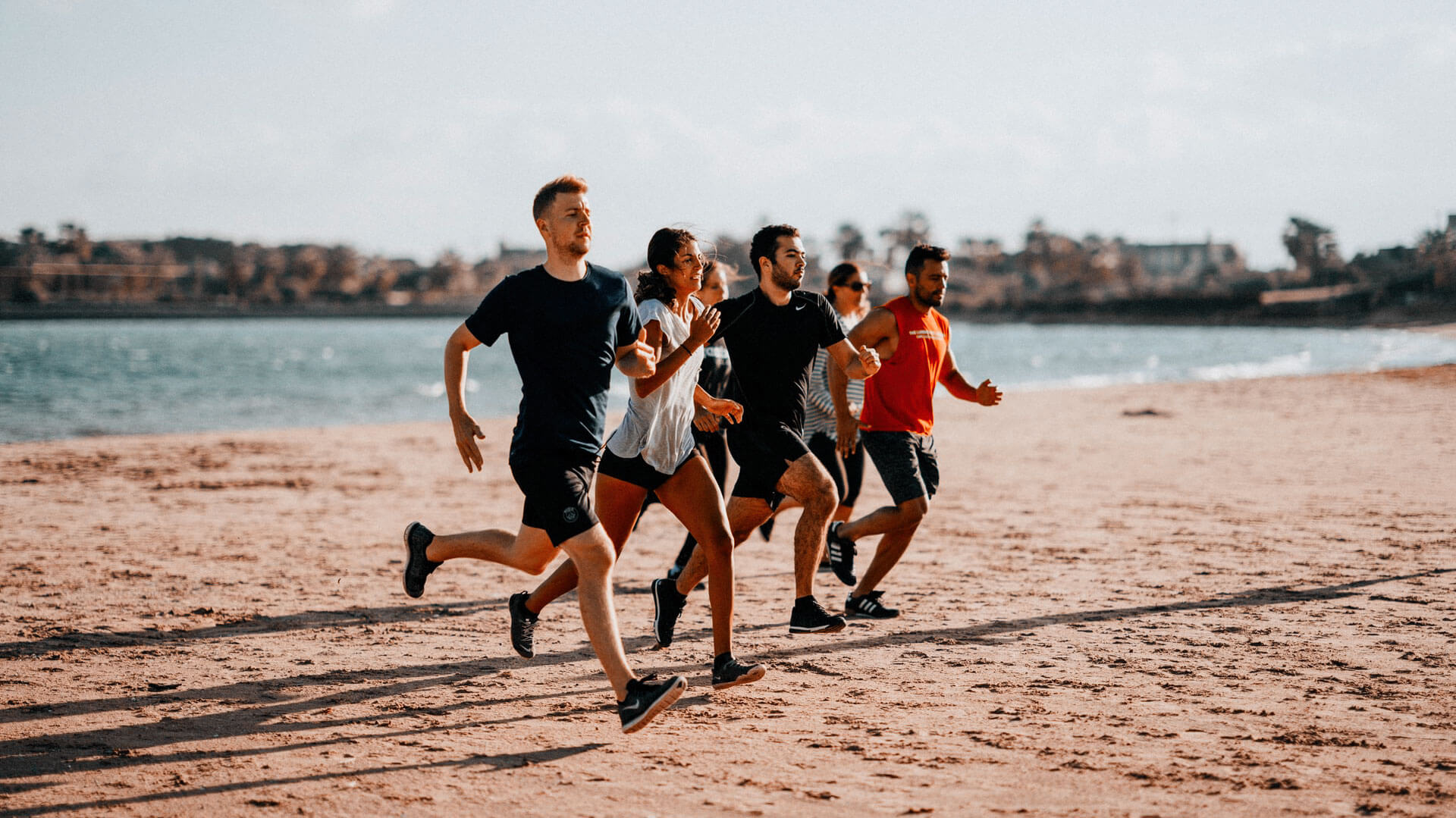 Jovens a correr na praia
