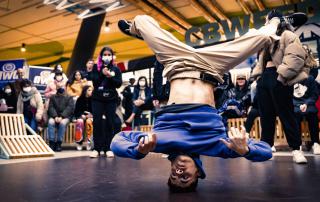 jovem em demonstração de breakdance
