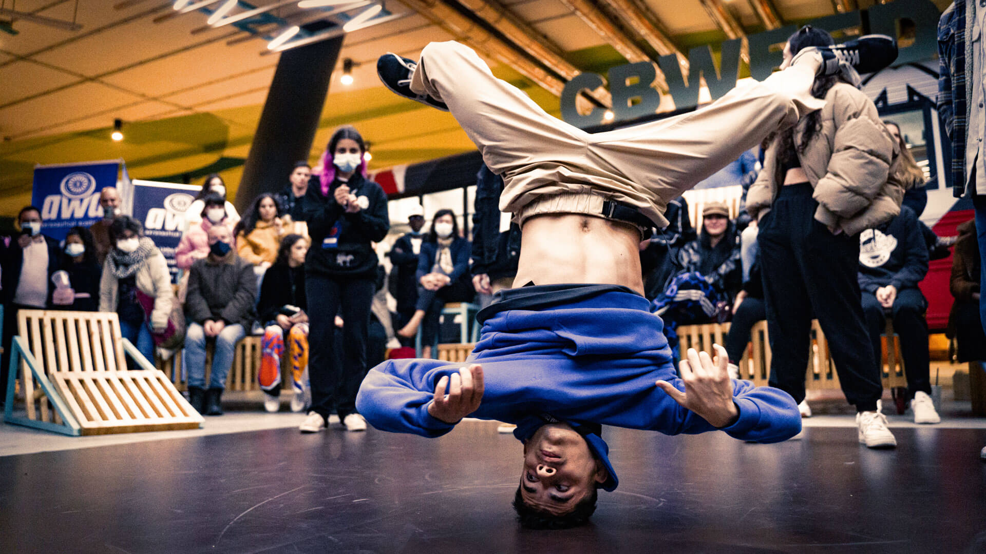 jovem em demonstração de breakdance