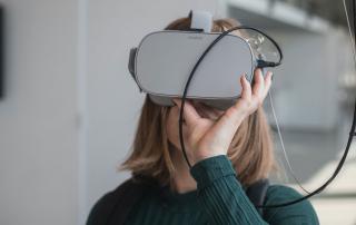 Senhora com óculos 3D