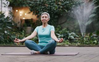 Senhora a praticar yoga