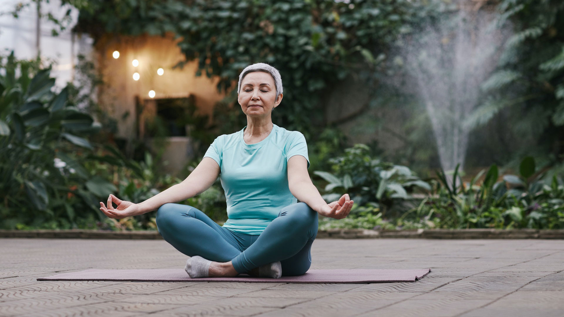 Senhora a praticar yoga