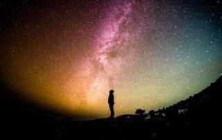 hjomem a olhar as estrelas no céu