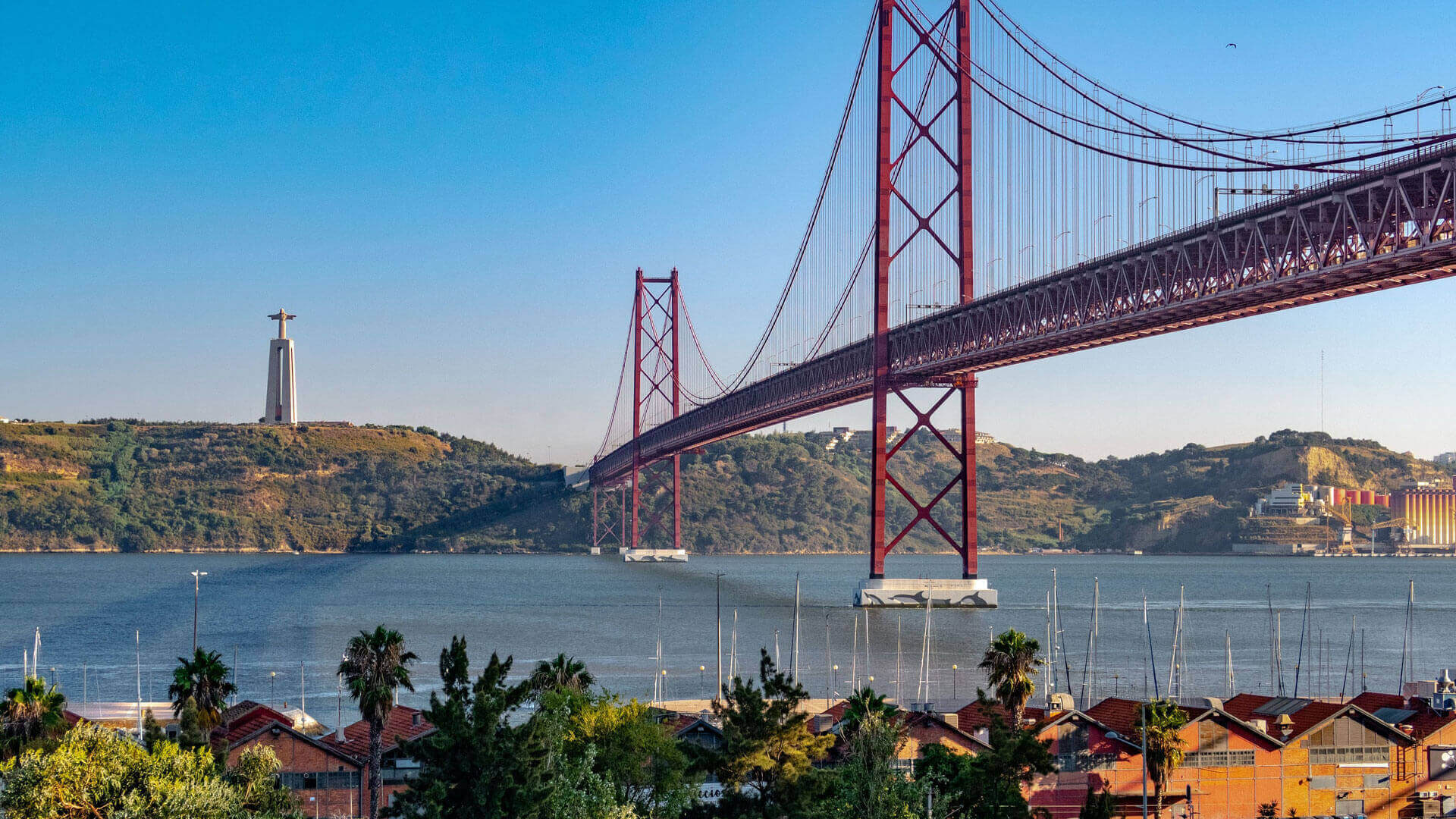 Ponte 25 de abril em Lisboa, e Cristo-Rei