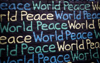 mural com as palavras "world peace"