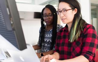 duas raparigas em frente a computador