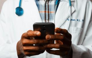 mãos de médico seguram smartphone