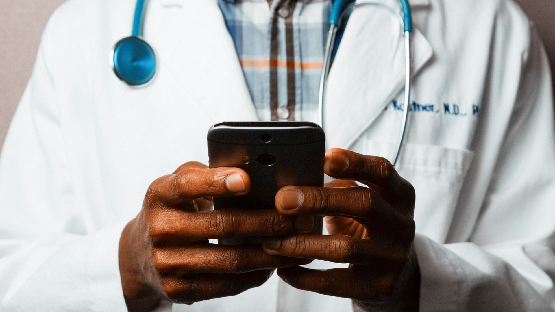 mãos de médico seguram smartphone