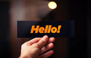 Mão segura papel a dizer Hello!