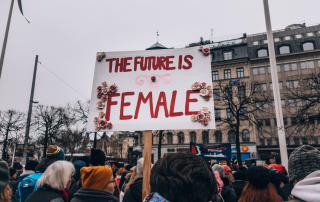 cartaz a dizer "The Future is Female"
