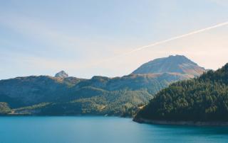Lago com montanhas ao fundo